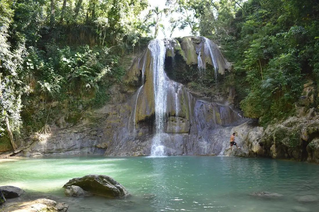Cascada inferior y poza natural de aguas cristalinas en la cascada Gozalandia en Puerto Rico